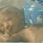 Mẹ nhẫn tâm vứt con vừa chào đời vào nhà vệ sinh